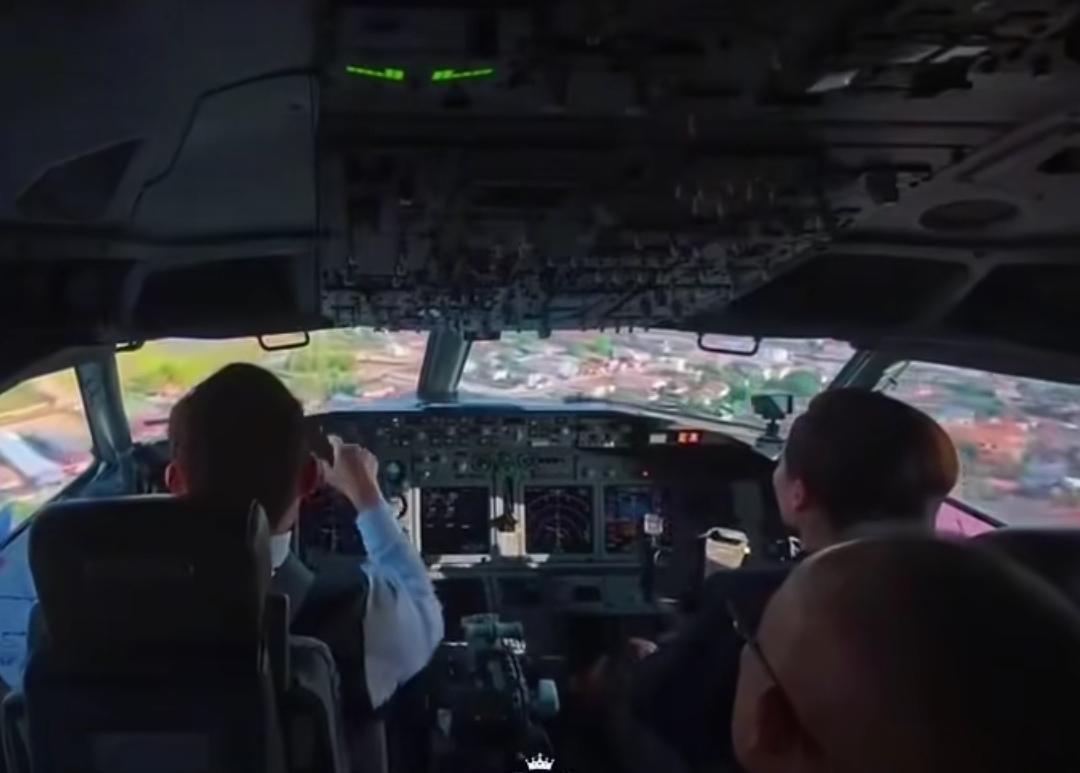 “飞行员”国王和王后，又被这对王室CP秀到了！​3月16日，泰国国王玛哈·哇集