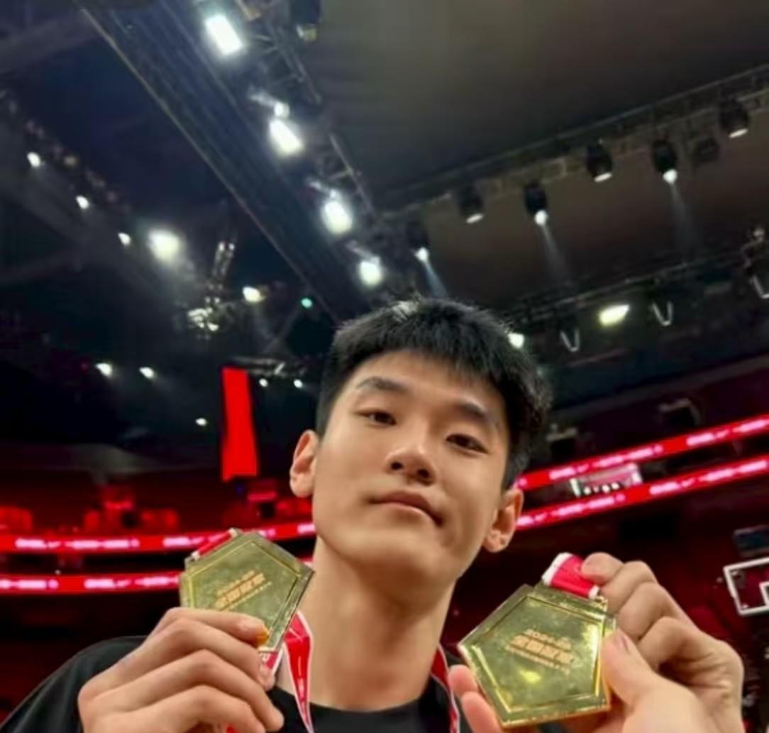 广东球迷也太吓人了，疯狂对外炫耀他们有自己的“胡金秋”。说的是在广东刚刚崭露头角