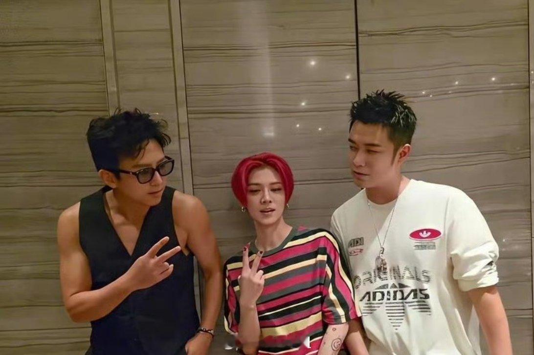 邓超、鹿晗、陈赫这三位的合照，再加上这个站位，突然就觉得鹿晗好小只一个啊，就这么