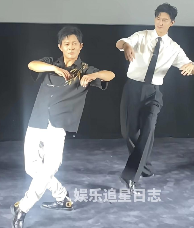 14岁踩着压腿的疼进北舞，47岁还能劈叉转圈，杨志刚这身功夫不是演的，是练出来的