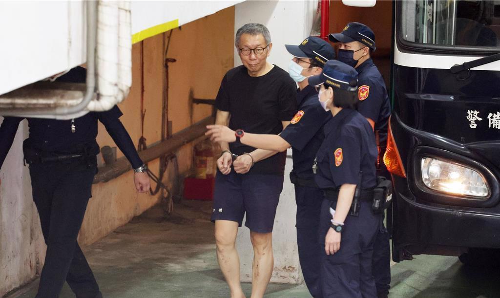 台北地院审理京华城案，7日提讯民众党前主席柯文哲，休庭期间柯对3名检察官爆粗口，