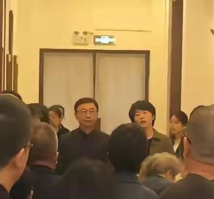 敬一丹家属给亲朋好友三鞠躬道谢的时候，只有王梓木王尔晴，没有女婿，真的让人觉得冷