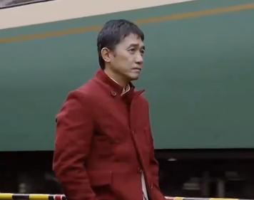 主持人问梁朝伟:“你为什么爱去日本定居？”梁朝伟说:“我来日本滑雪滑二三十年了，