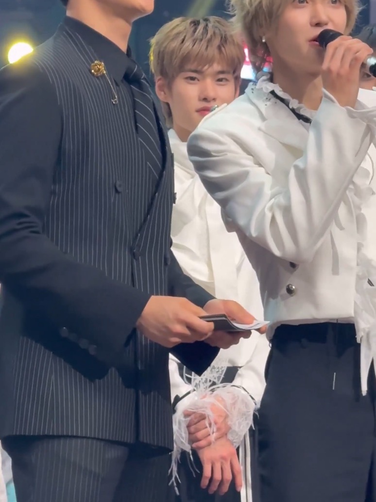 我家乖宝就这么盯着镜头，好让人在意🥺