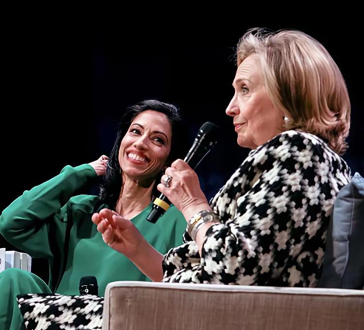 这一局，希拉里又赢了！据外媒报道，爱泼斯坦的案件，希拉里出席了，现场的她，主打