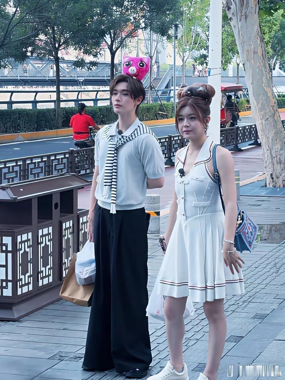 陈妍希，43岁了，从头到脚少女装扮，竟然一点也不违和，她白皙红润的肌肤真的堪比少