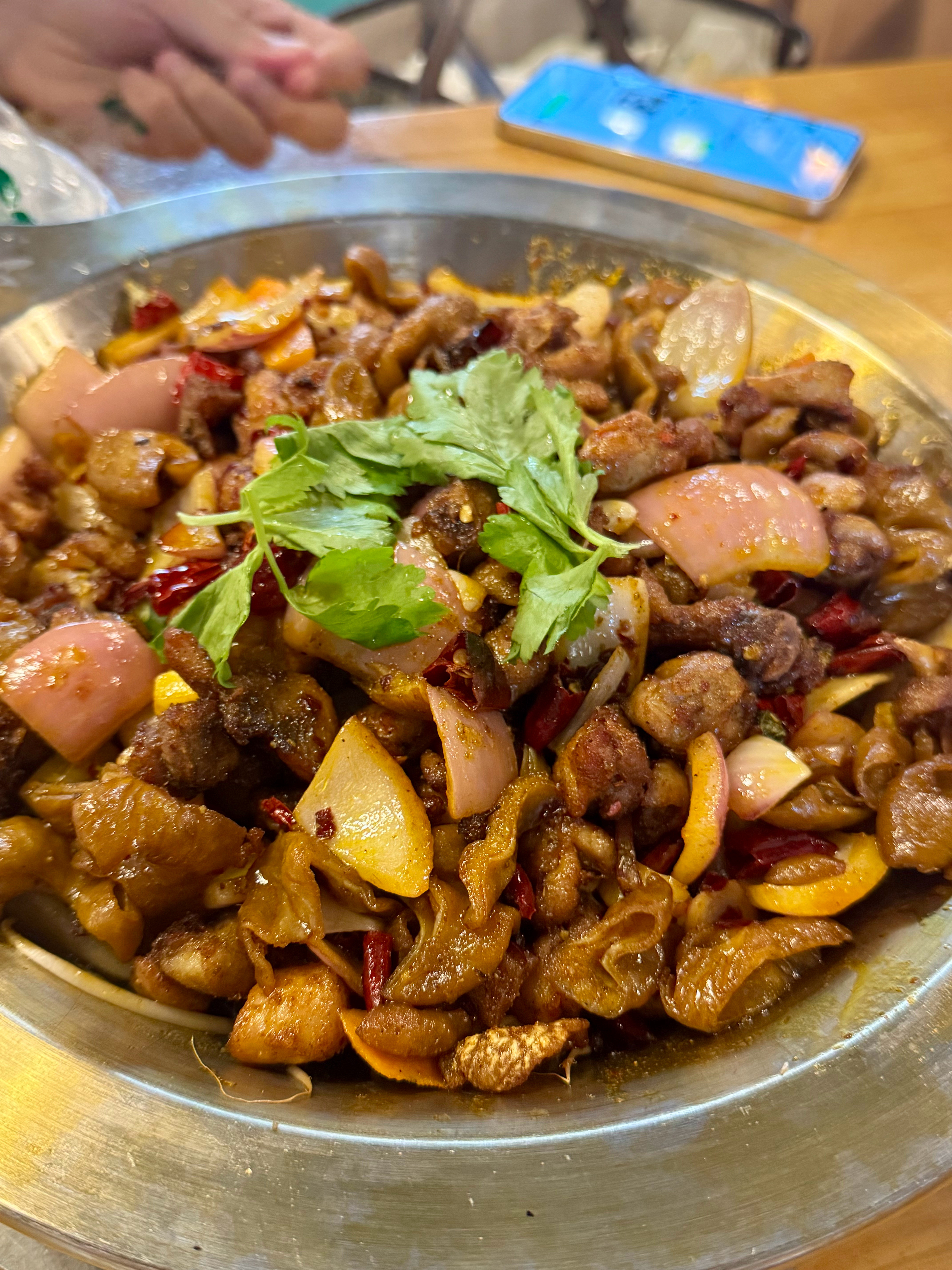 这一大锅干锅60元，鸡肉和肥肠双拼，还有七八个素菜，好吃分量足，肉给的也挺多的，