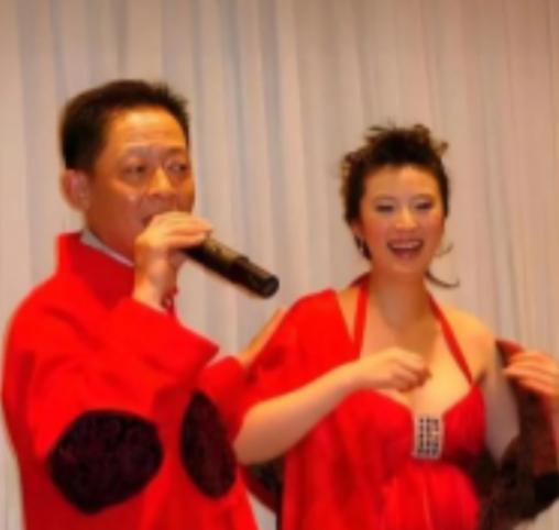 2008年，女强人陈坚红，深深迷上了王志文，她抛出一个无法拒绝的条件，“我五亿身