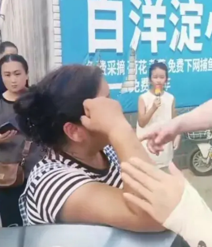 白洋淀扎车胎还没有平息，又来了堵路的妇女，不让游客离开。民警来了，还不让走。游客