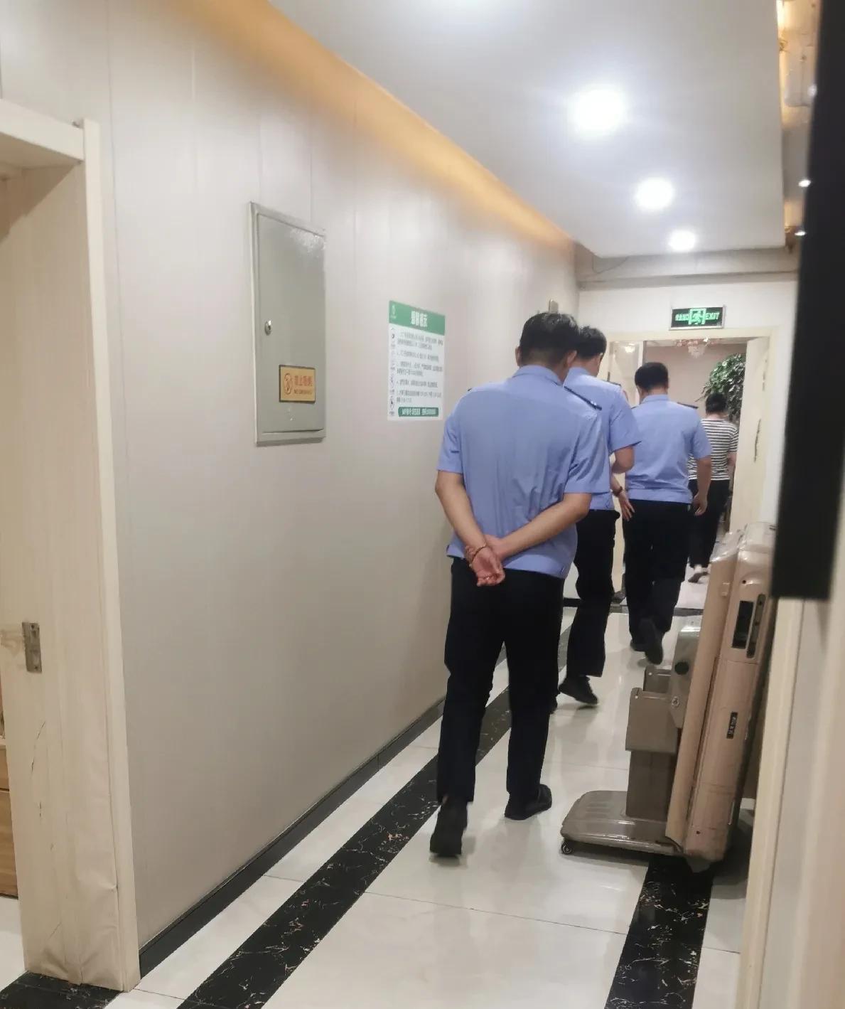 啥情况？三个公安人员站在我们面前！下午两点半，午睡正酣，一阵急促的敲门声