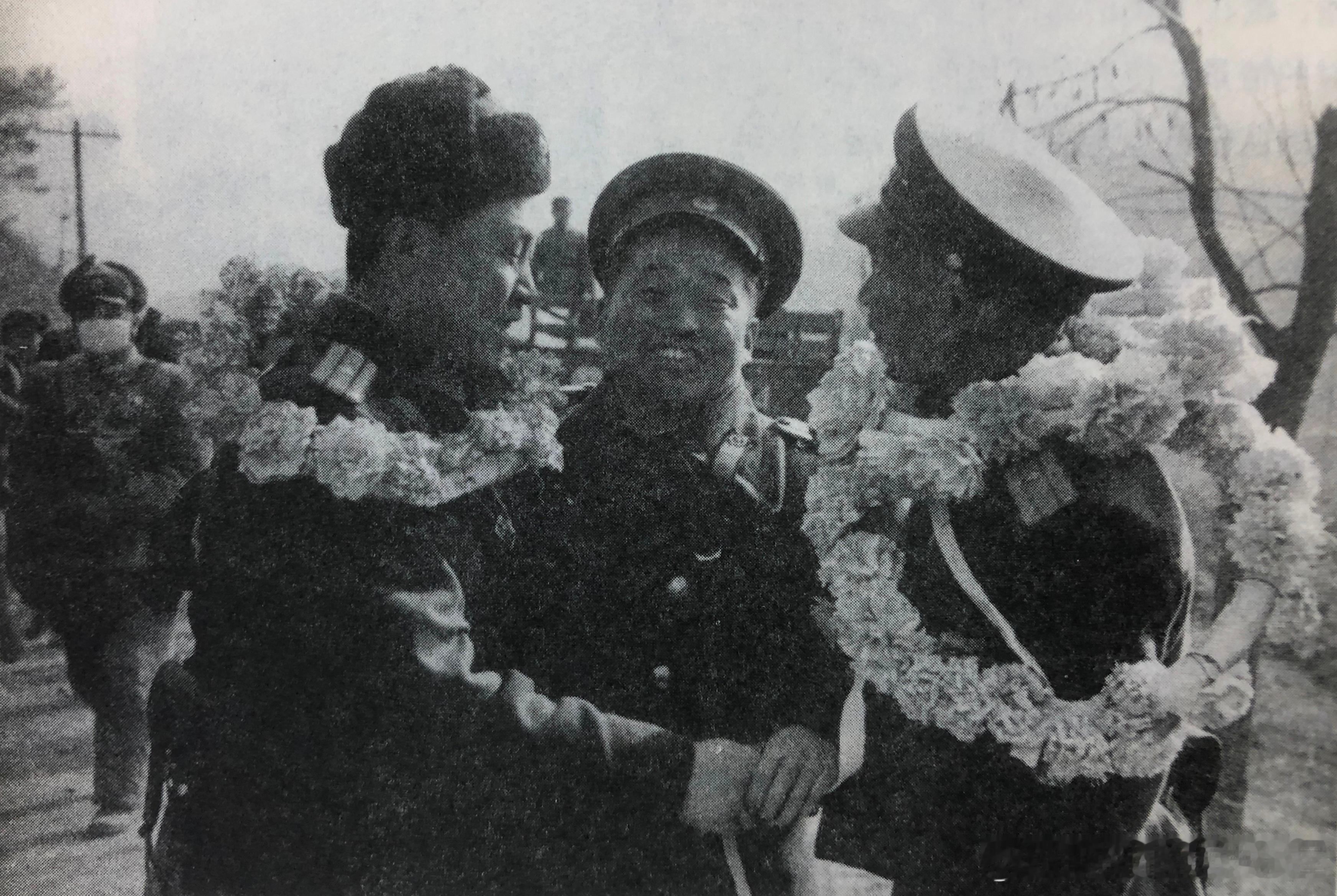 1958年8月志愿军199团参谋长张继武少校（左）与朝鲜人民第18联队张朴永善上