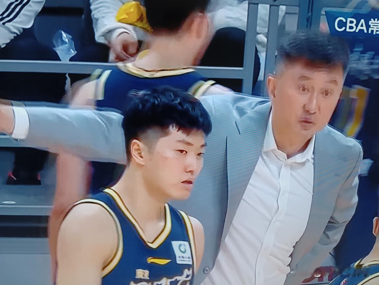 上海男篮第一节就把杜峰打慌张了，今晚CBA大戏，上海男篮一上来就没有给广东男篮喘