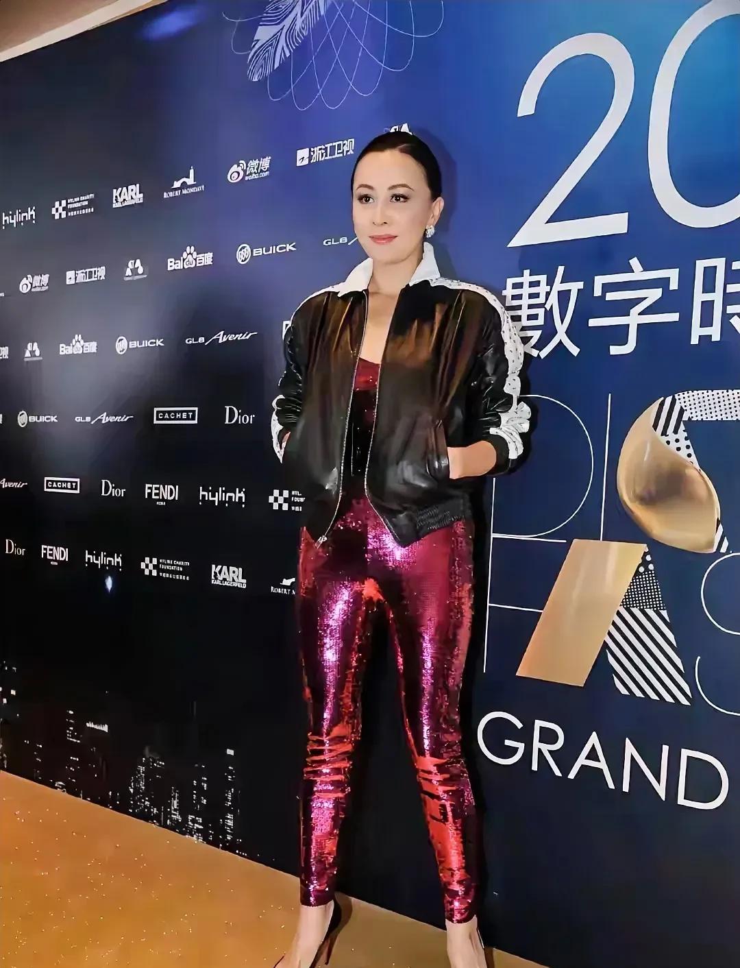 这次刘嘉玲大姐没露胸，只是穿了一条暗红色亮晶晶的体型裤。真是体型裤呀，一点多余