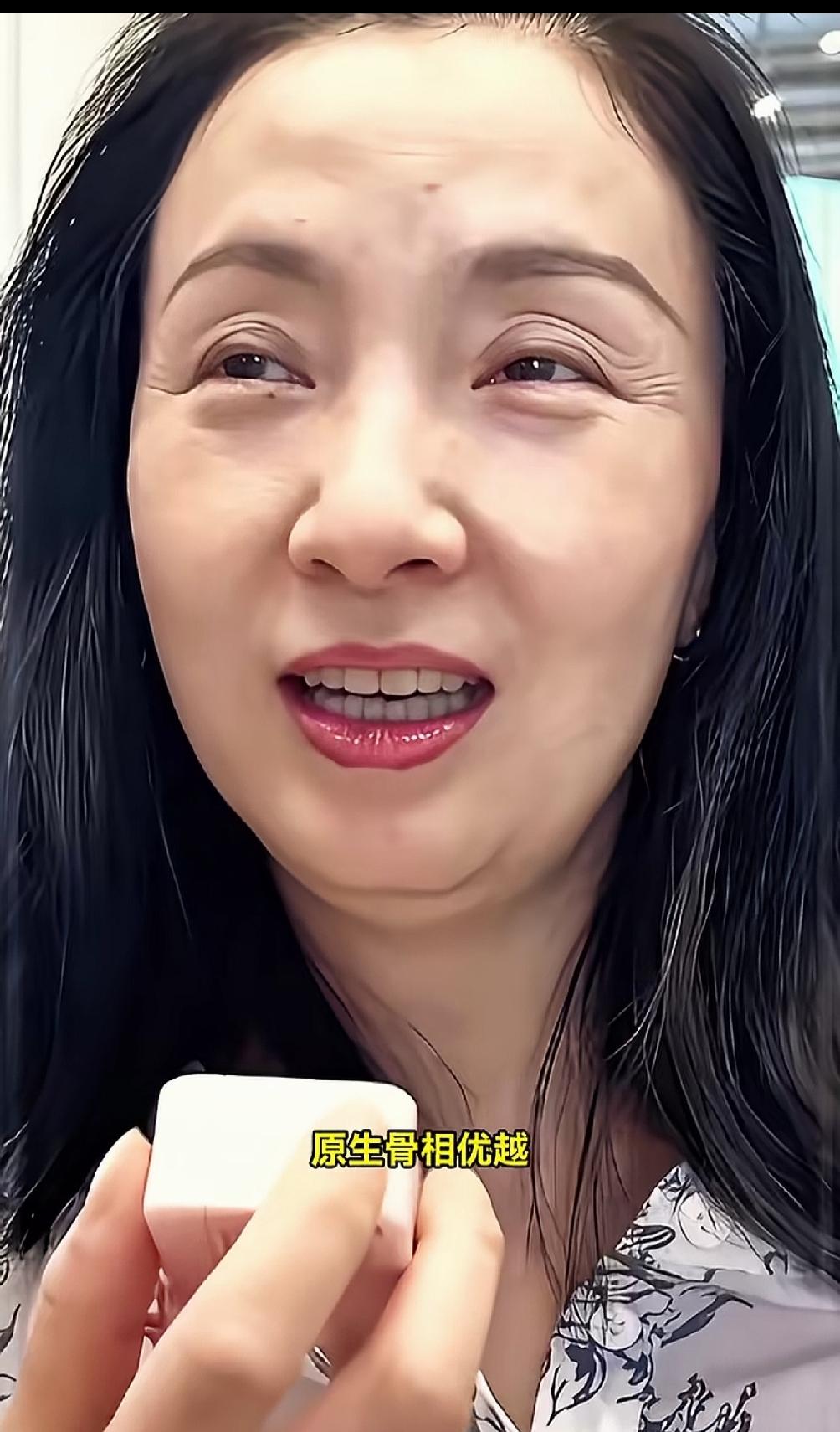 还能看出来当年的女神吗？原来是荧屏衬托得她漂亮，现实里没有美颜滤镜，就是一般人。