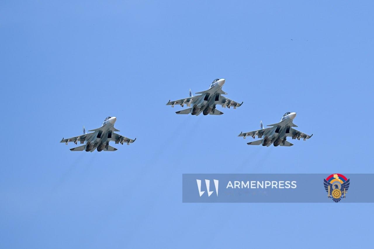 关于亚美尼亚最近在埃里温举行的共和国日阅兵式,亚美尼亚的苏-30SM战斗机在阅