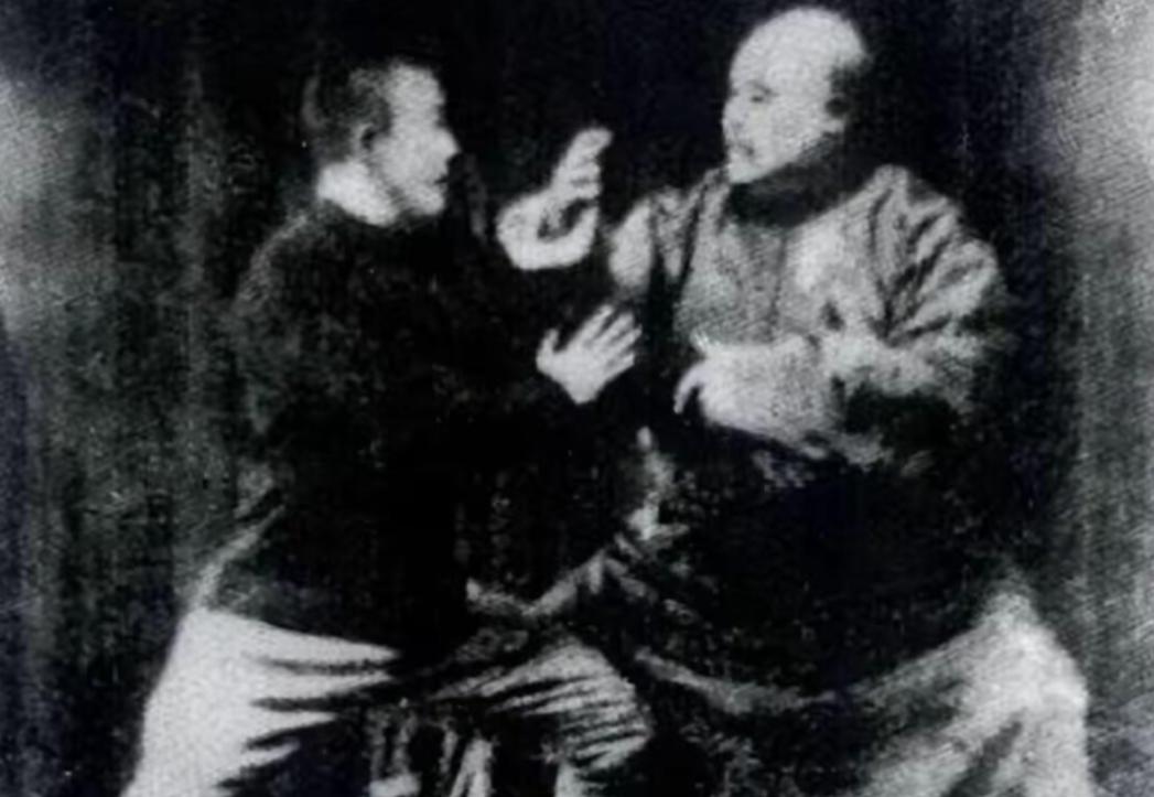 当年，霍元甲挑战皇宫第一高手李瑞东，李瑞东对他说：“我站在这里让你打三招，如果你