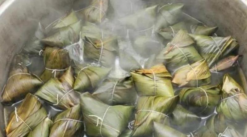 粽子煮好放锅里一晚上可以吗粽子煮好放锅里一晚上不可以。就像我之前端午节，煮了好