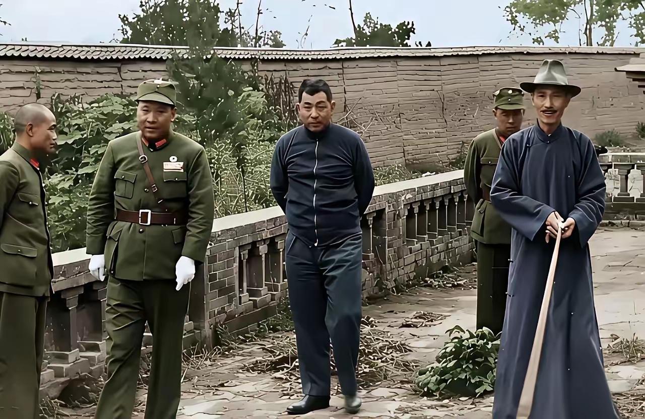 这是蒋介石和张学良、杨虎城的参观玄奖法师的灵塔——大唐护国兴教寺的一张照片，这也