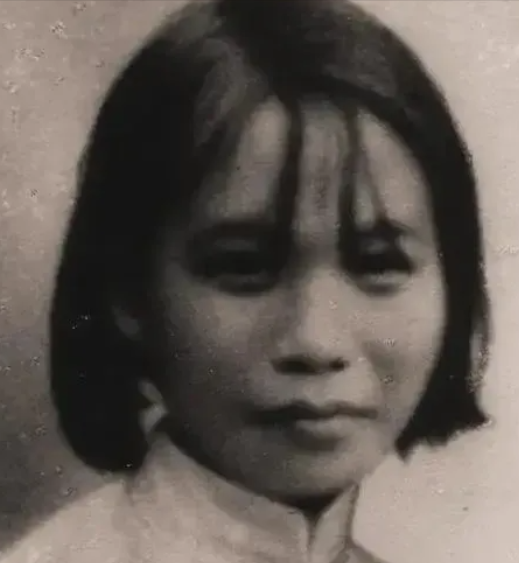 1943年，日寇把许如梅绑在村口的大树上，赶来附近的群众围观。不料，当敌人无耻地
