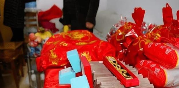 2018年黑龙江，一对新婚夫妻入洞房的时候，新娘说：“我们数数礼金吧！”新郎立刻