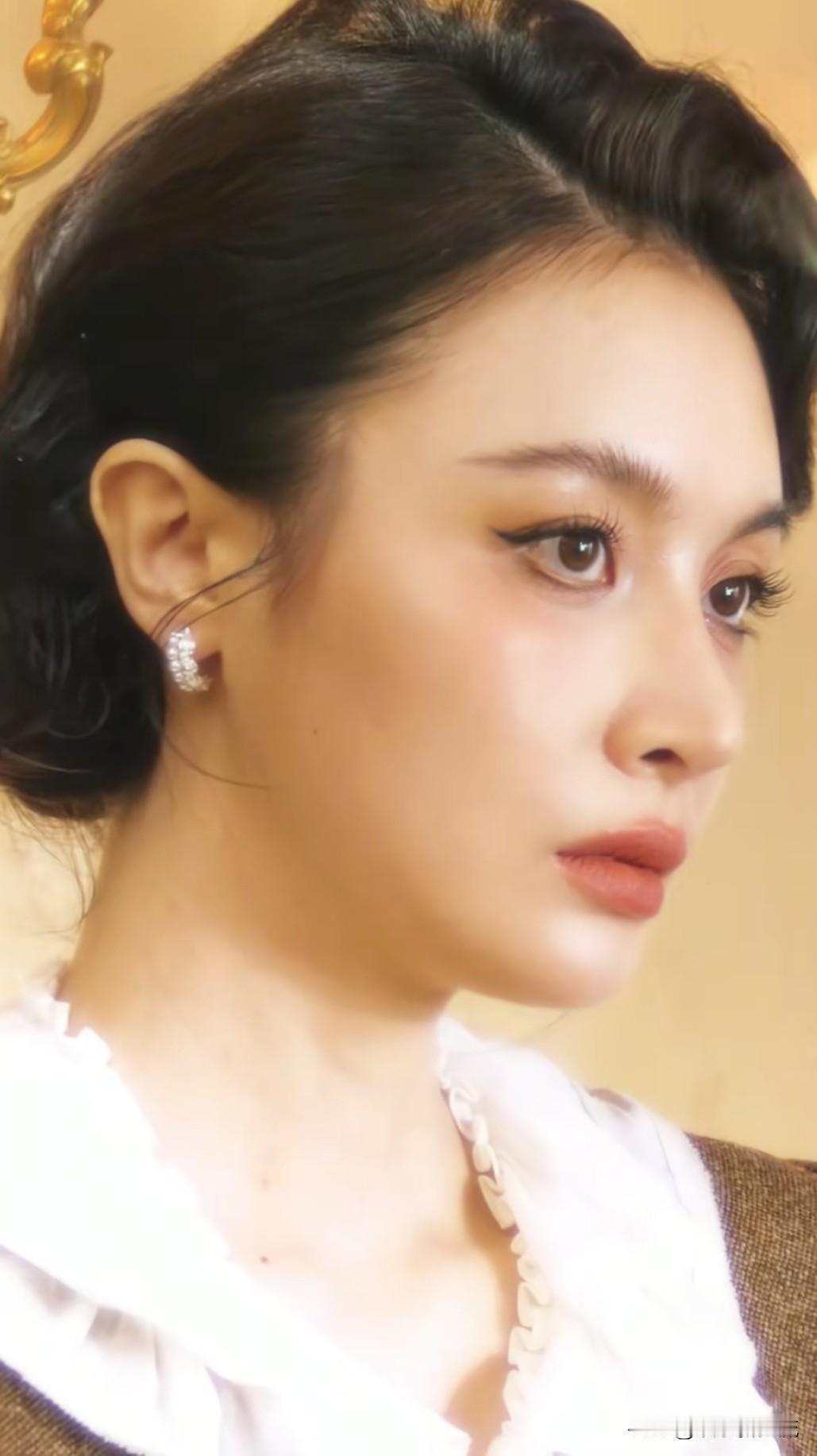 隆妮最近随着电视剧《沉默的荣耀》热播又火了，剧中她展现了令人称赞的演技，成为该剧