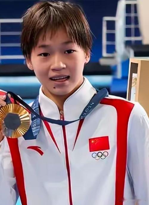 全红婵在2025年全运会跳水赛场表现堪称惊艳。时隔183天伤愈复出，她搭档王伟莹