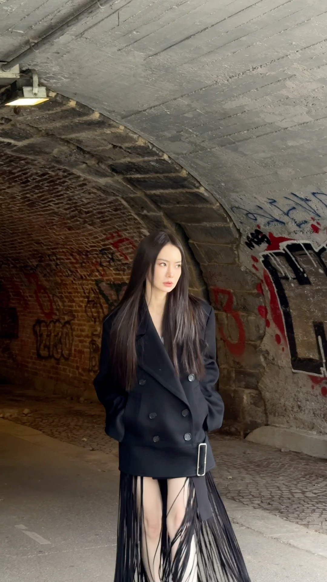 戚薇米兰街头打卡，黑衣大长腿好吸睛