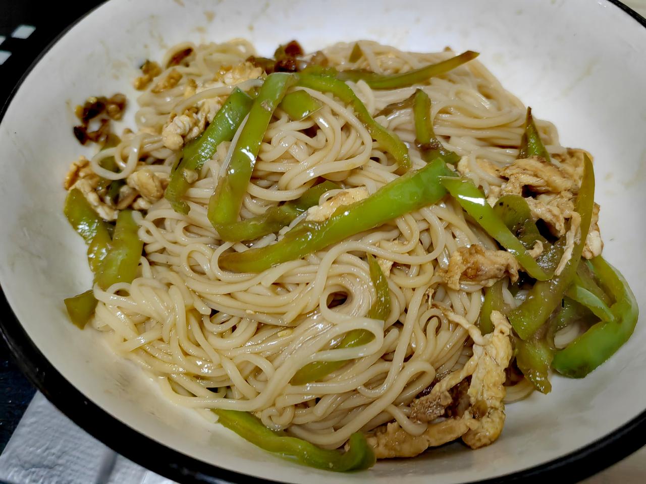 午餐，尖椒鸡蛋拌面。