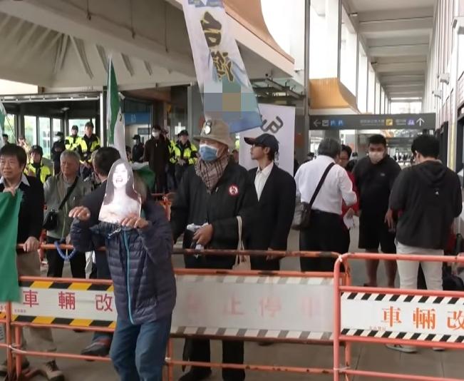一点脸都不要了，民进党气急败坏，故意到台北松山机场给郑丽文使绊子。就在4月7