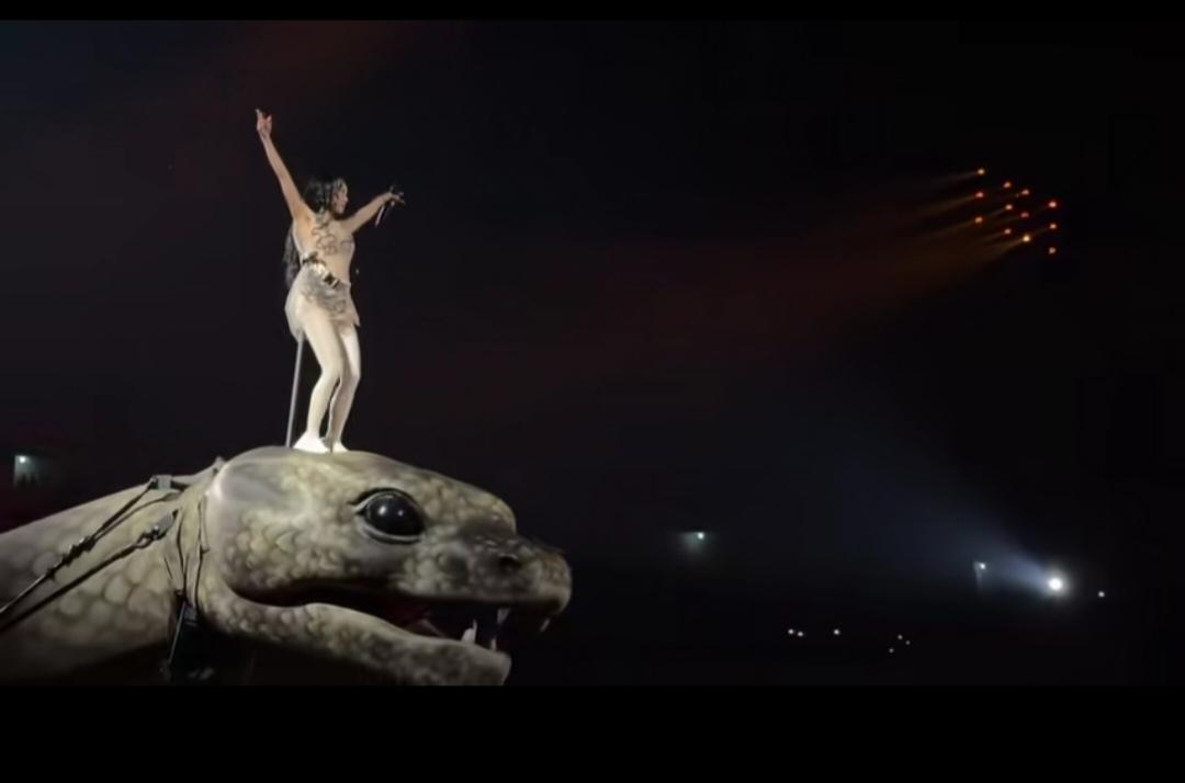 蔡依林，又骑蛇又骑马的真是很符合她的气质。