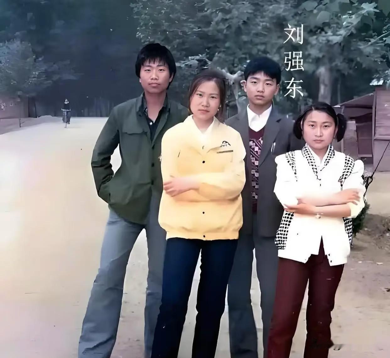 刘强东父亲因万元穿搭走红，众人羡慕他有出息的儿子，更可贵的是他早年家境一般、已有