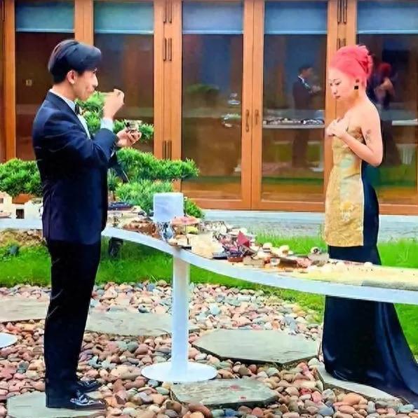 10月26日，重庆江畔酒店的露天婚礼上，刘欢戴着鸭舌帽笑出了眼泪，目光所及是染着