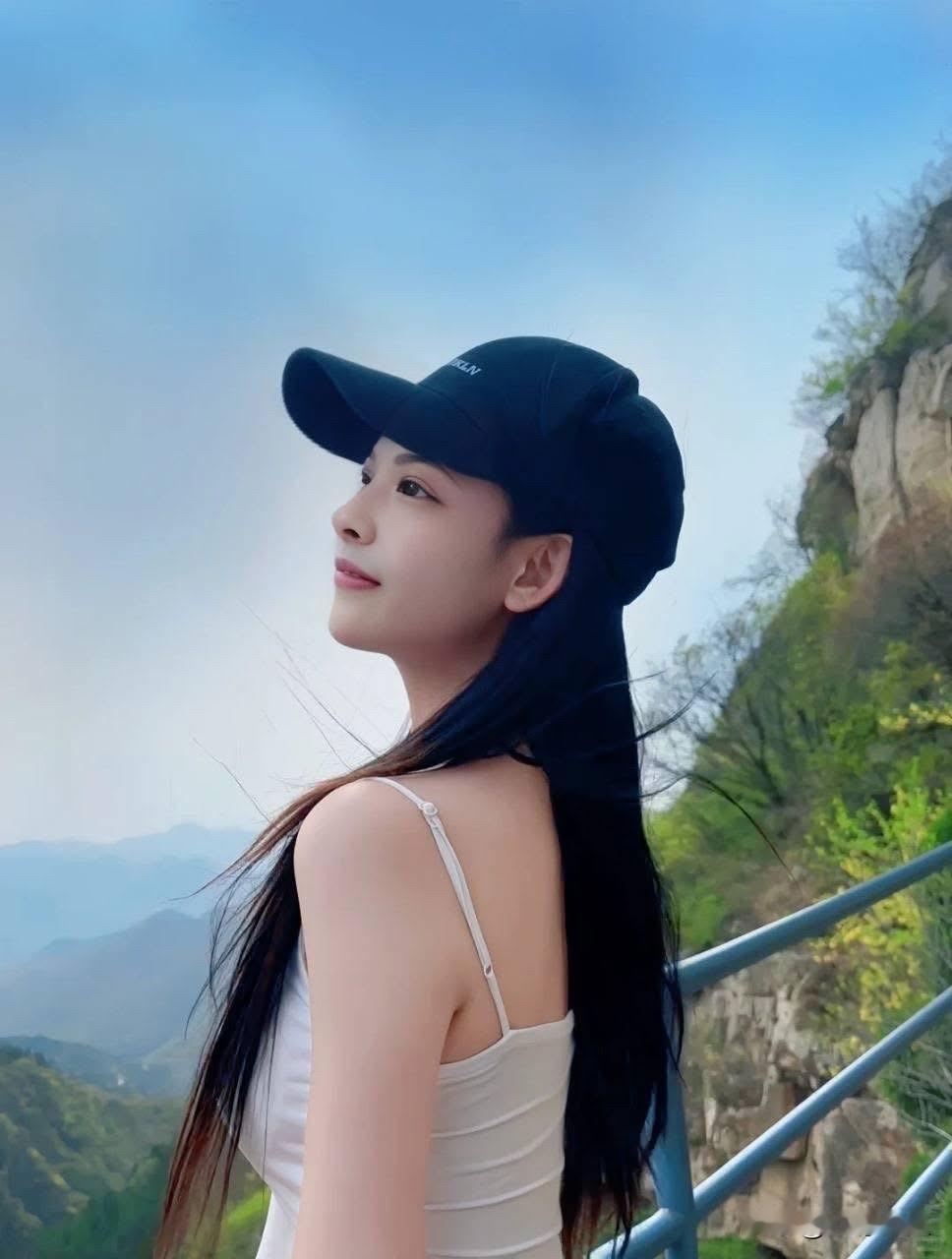 山间漫步，风景如画，少女与自然相伴。自然清新美少女