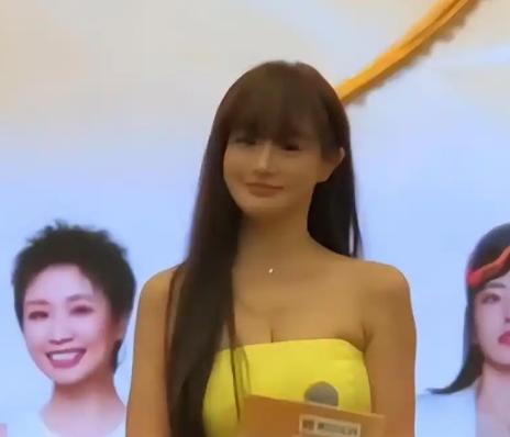 拳王邹市明妻子冉莹颖在节目看片会上自曝十年内三次奔赴民政局想离婚都没离成，录制期