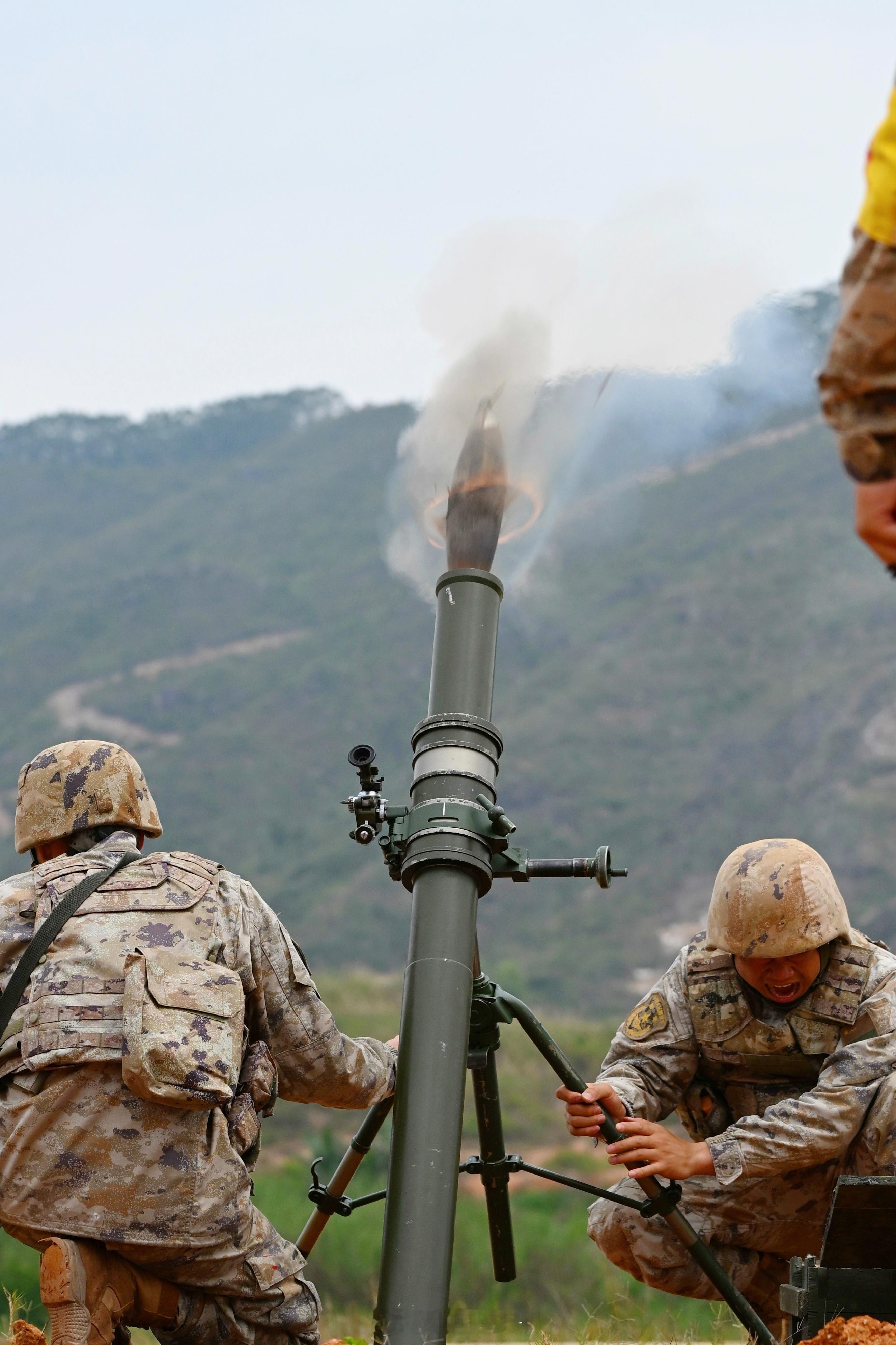 【炮弹出膛！迫击炮射击考核火力值拉满】近日，陆军第73集团军某旅火力分队组织开展