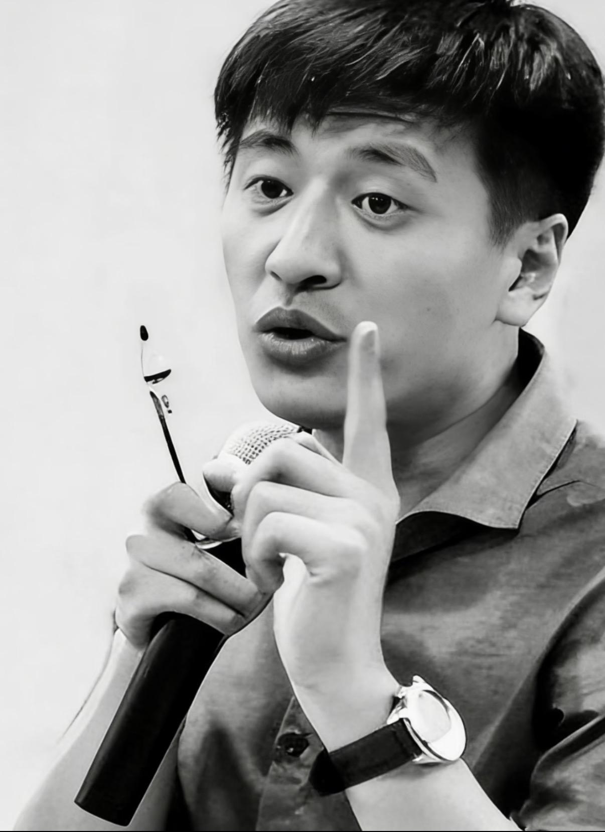 以前张雪峰在的时候，峰学蔚来这帮人10点钟上班，现在人走了，反倒7点钟就有人