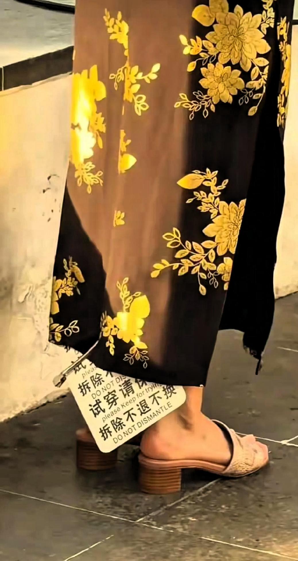 上海旗袍姐，你背后那个大吊牌，把多少人的脸都丢光了！最近上海街头一位穿旗袍