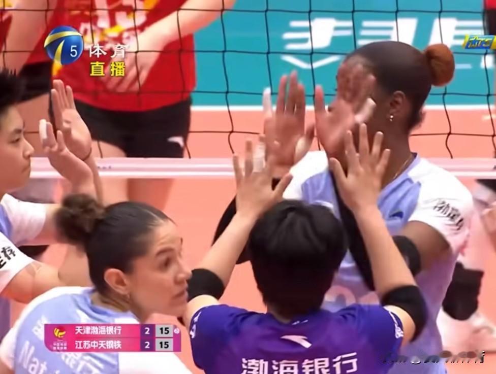 天津女排真的很克江苏女排啊！感觉每次双方交手，都打得非常激烈，没想到今天刘美君竟