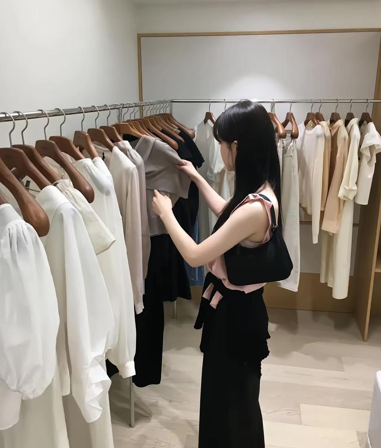 今天突然想买件小T恤，出门的时候穿。我喜欢去一家叫银狼的店铺买衣服，他家衣服的款