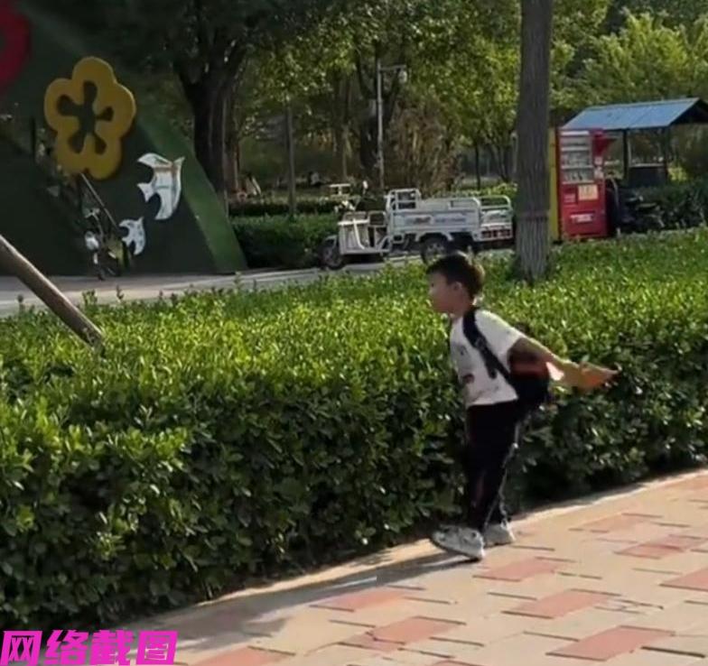 河北有妈妈一个月内看到自己儿子总是丢书包，感到奇怪，孩子一会说丢在学校，一会儿又