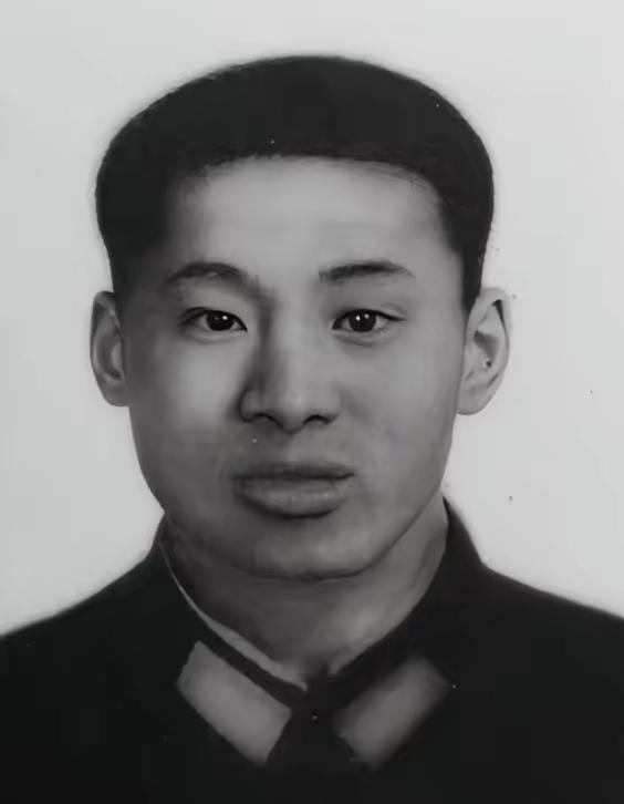 1979年，612高地上，我军战士吴建国身中8弹倒地，一个越军军官想拿走他的枪，