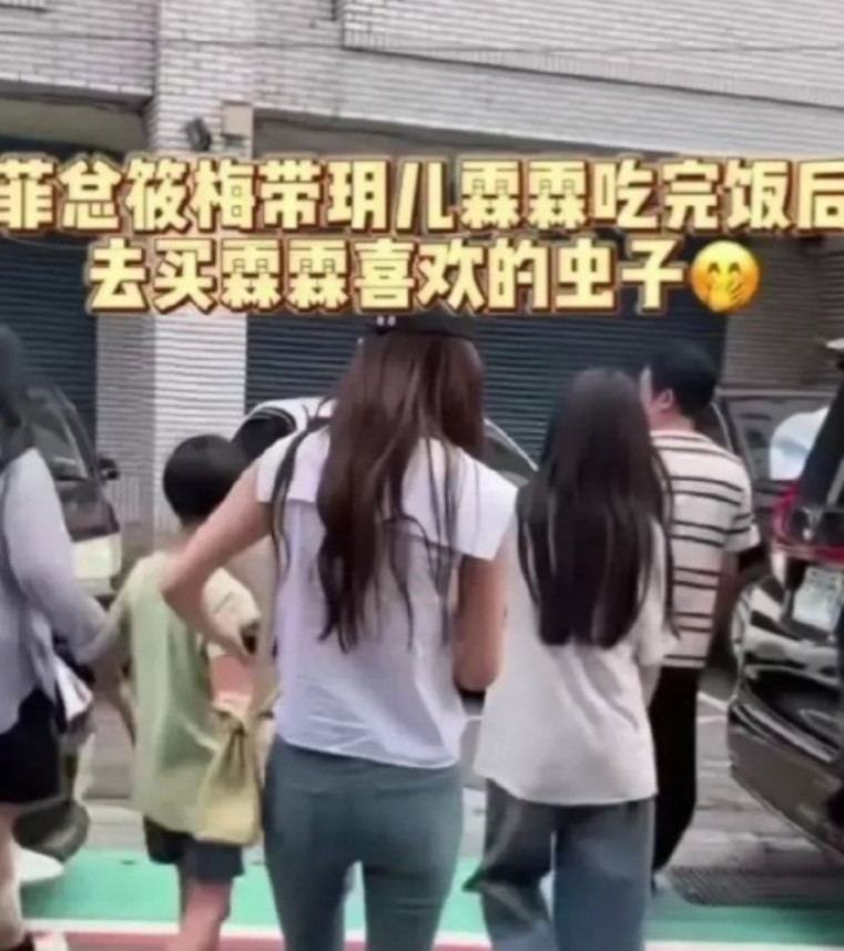 汪小菲在直播间讲，小玥儿背不驼了，性格也不腼腆了，可以选自己喜欢的衣服，小箖儿现