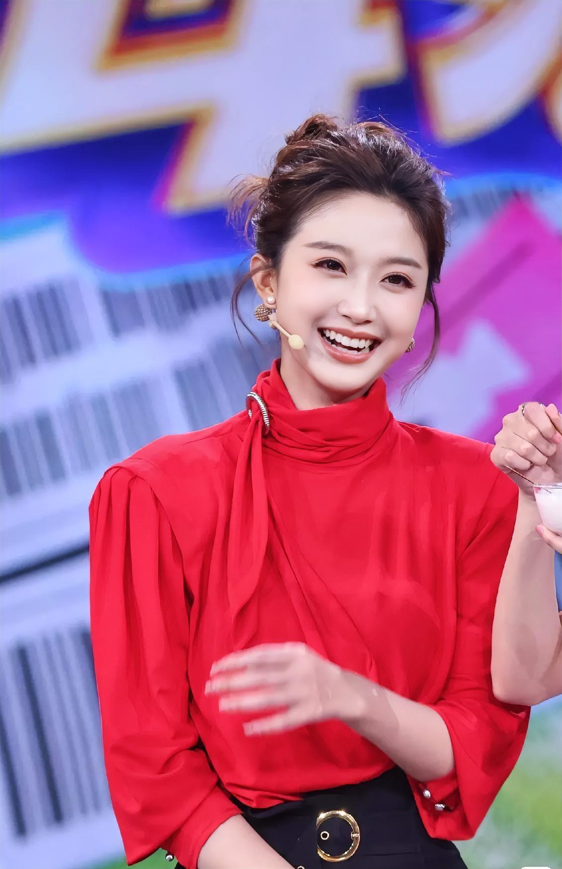 刘心悦担任春晚主会场主持人，我好奇查了一下她的履历，不查不知道，一查真意外！