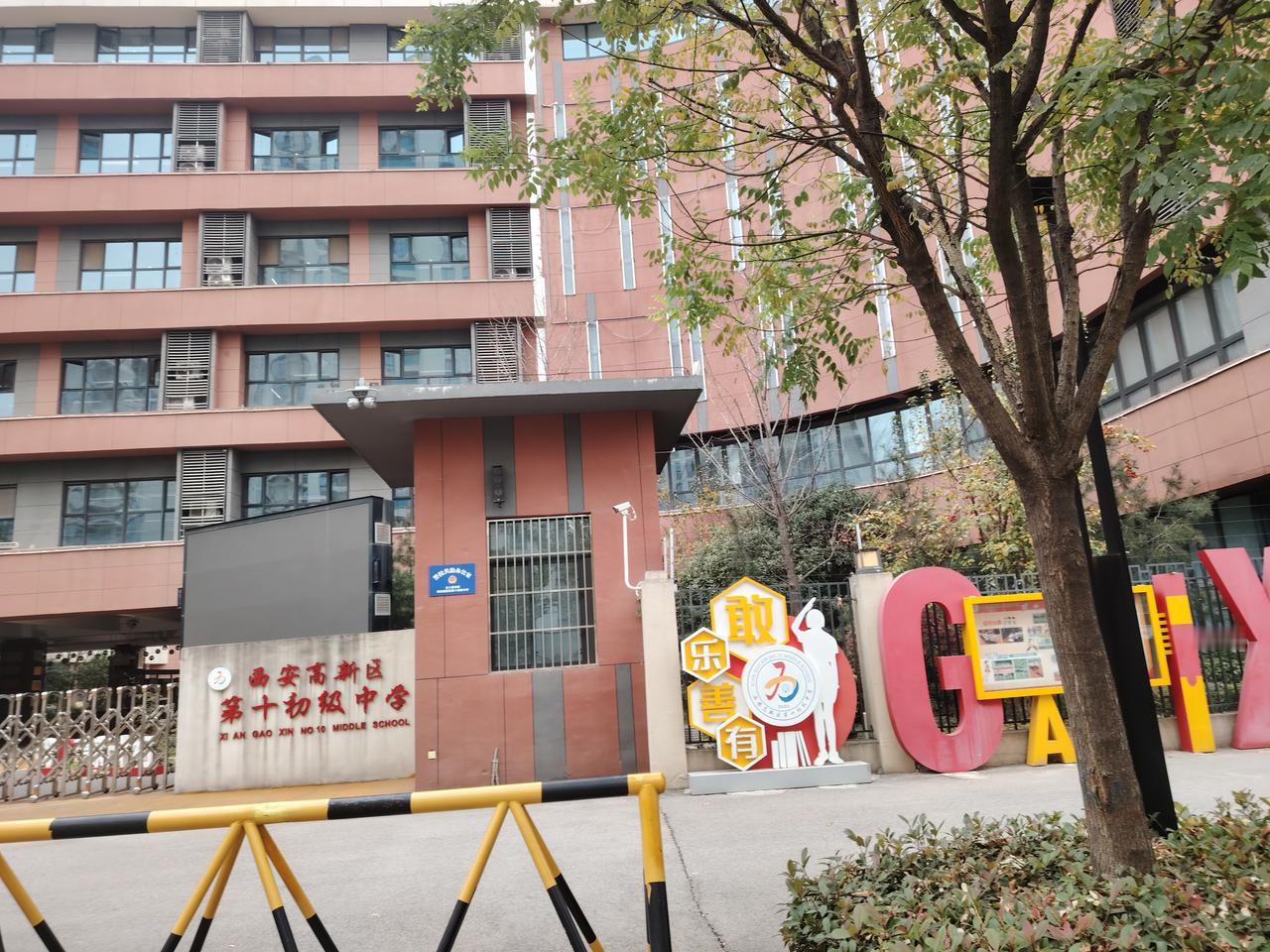 第一任校长，不推行签到制度，教师无需为签到发愁，也没有迟到的顾虑。第二任校长，