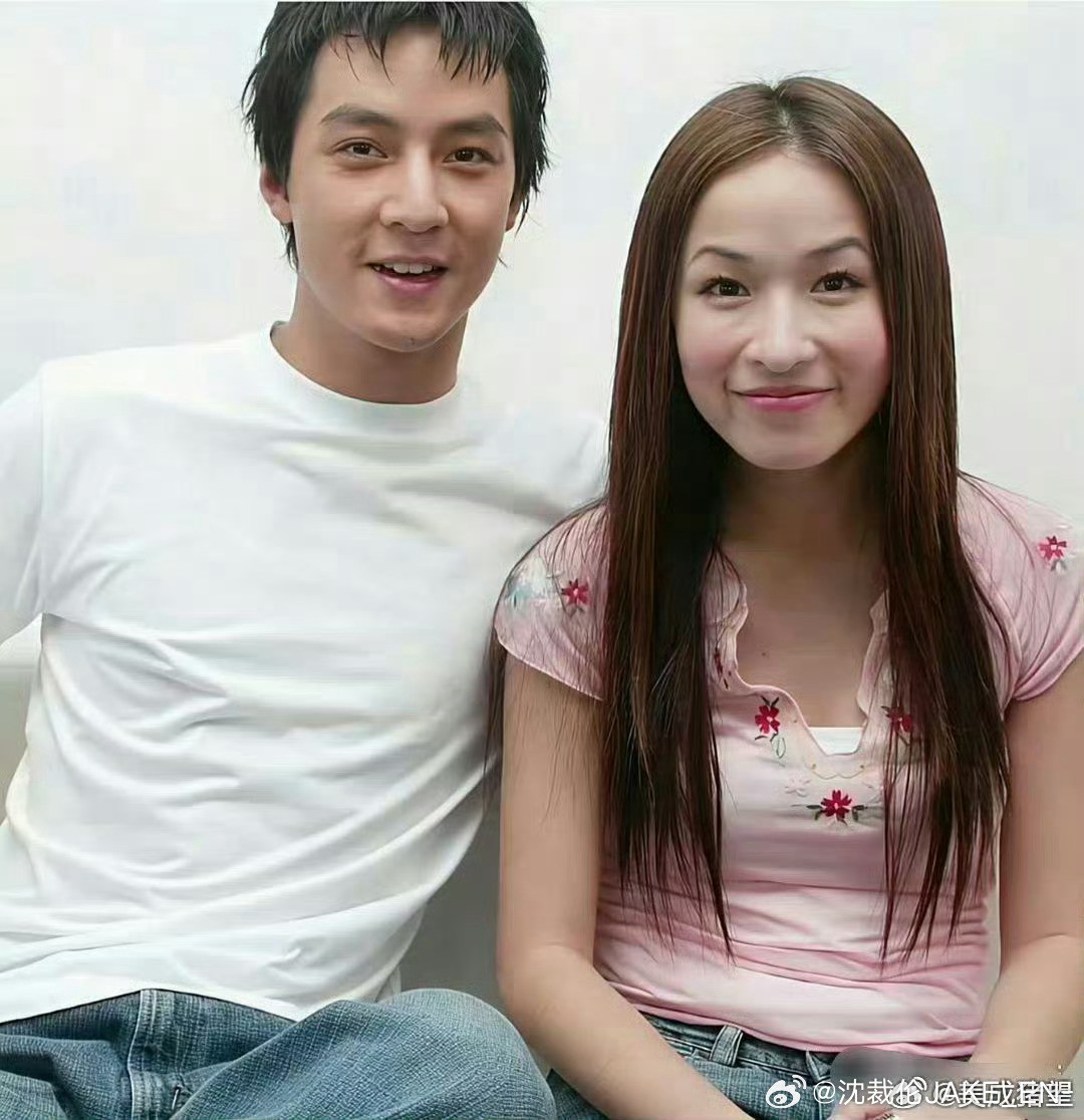 这个时候的萧亚轩还没割双眼皮，这个眼妆是造型师用了三个小时化出来的。