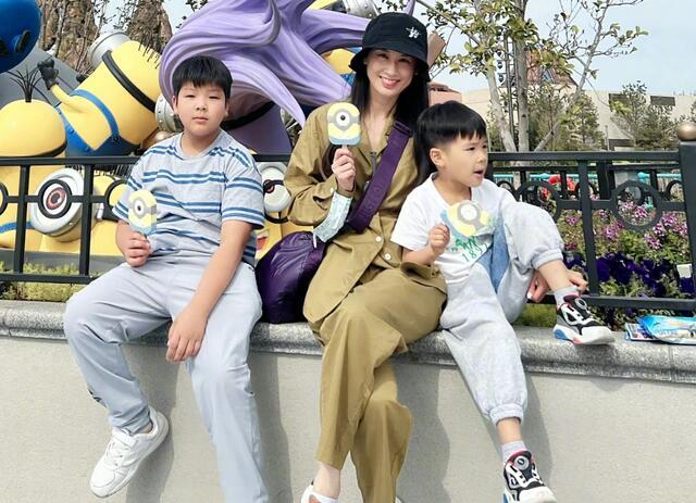 黄圣依也逃不过让孩子穿红色黄圣依也逃不过让孩子穿新年红的温柔“套路”，讨彩头的