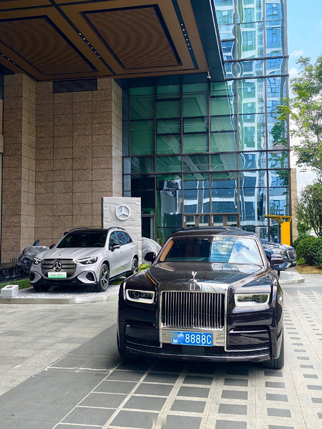 兄弟们听说我来贵阳，非要来接机我还跟机场等卫士呢，等来了个大幻影被一声声叫“大哥”我听着都心虚了[裂
