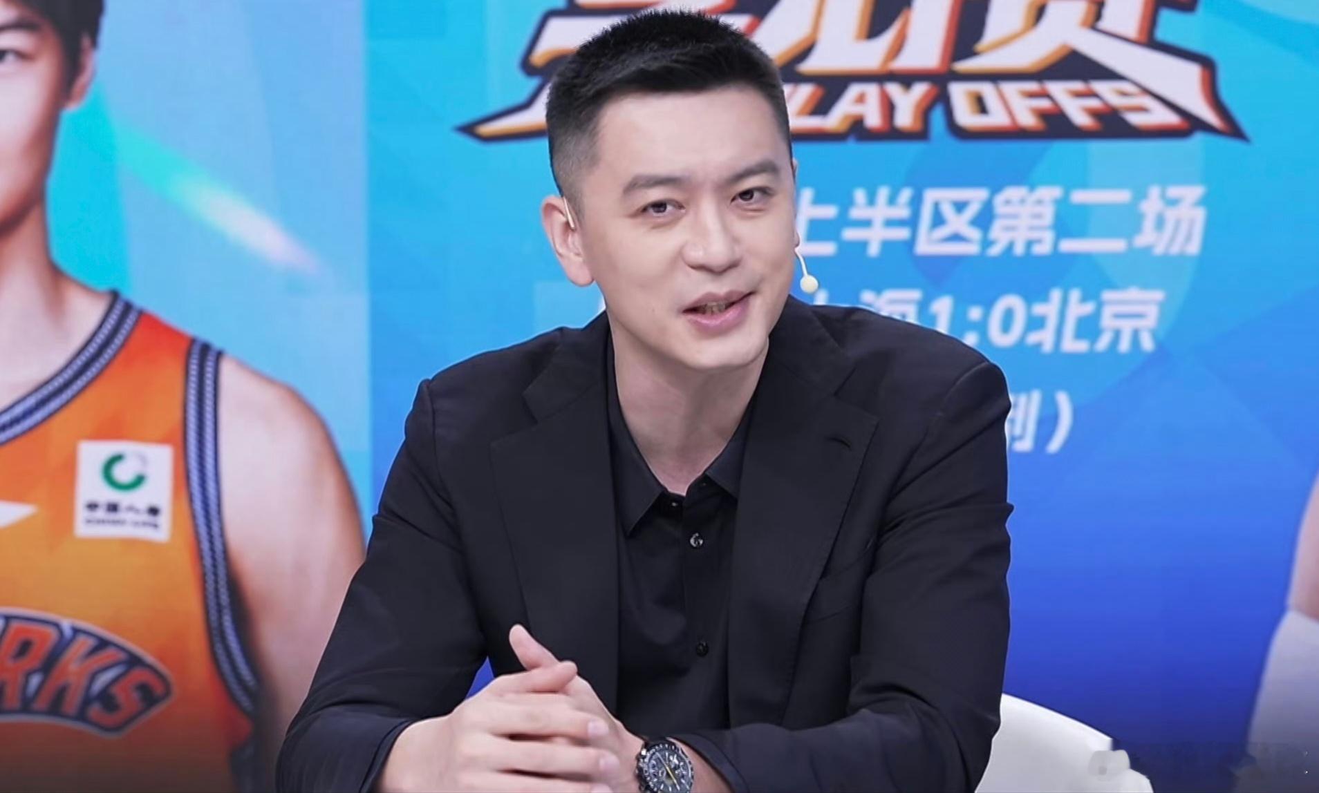 杨鸣指导解说时说出了实话，直言弗格手部动作太多，外籍裁判比国内裁判严格“弗格下手