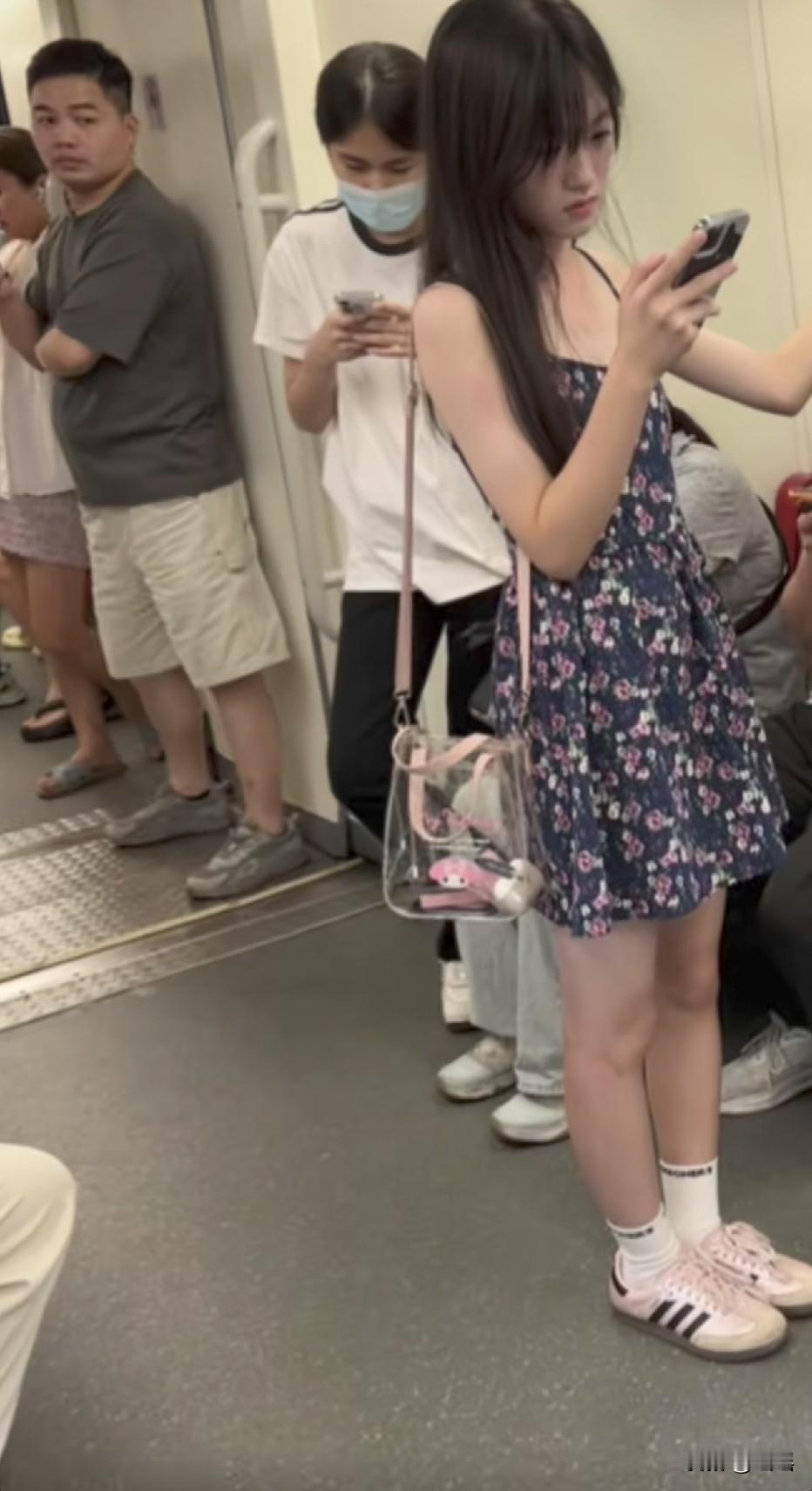 地铁上真的能看到好多美女