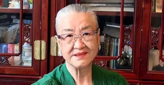 1986年，中央一条“高干子弟一律不准经商”的规矩，使得耿莹一夜之间被查封了所有